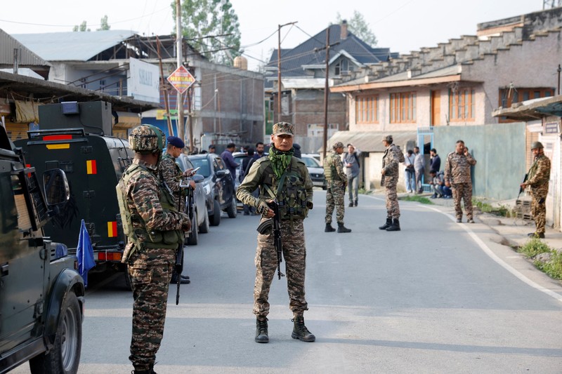 Seorang awak media mengambil gambar Masjid Bilal setelah terkena serangan India di Muzaffarabad, ibu kota Kashmir yang dikelola Pakistan, 7 Mei 2025. Seorang awak media mengambil gambar Masjid Bilal setelah terkena serangan India di Muzaffarabad, ibu kota Kashmir yang dikelola Pakistan, 7 Mei 2025. (REUTERS/Akhtar Soomro)