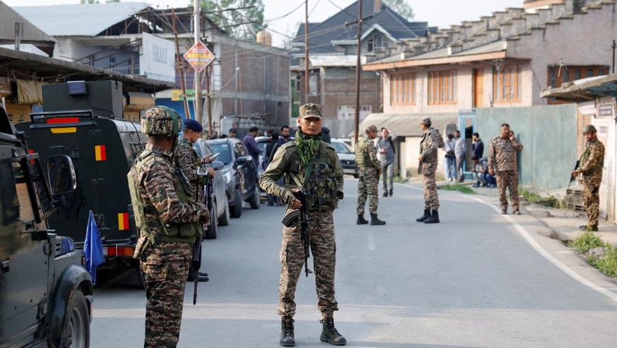 Seorang awak media mengambil gambar Masjid Bilal setelah terkena serangan India di Muzaffarabad, ibu kota Kashmir yang dikelola Pakistan, 7 Mei 2025. Seorang awak media mengambil gambar Masjid Bilal setelah terkena serangan India di Muzaffarabad, ibu kota Kashmir yang dikelola Pakistan, 7 Mei 2025. (REUTERS/Akhtar Soomro)