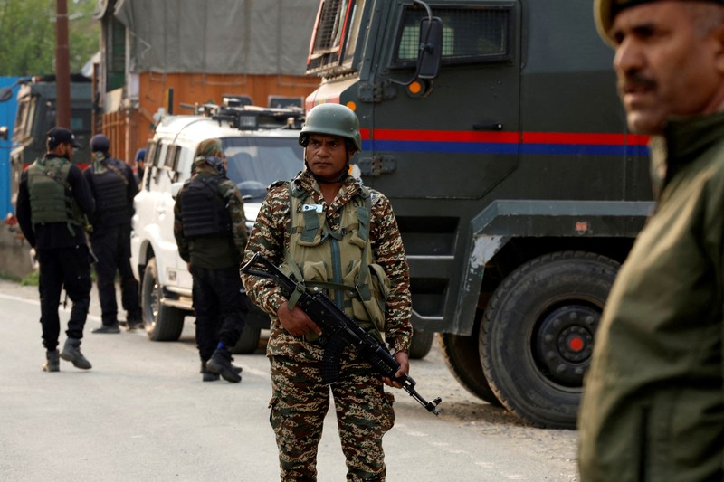Puing-puing logam berserakan di tanah di Wuyan di distrik Pulwama, Kashmir selatan, 7 Mei 2025. (REUTERS/Sharafat Ali)
