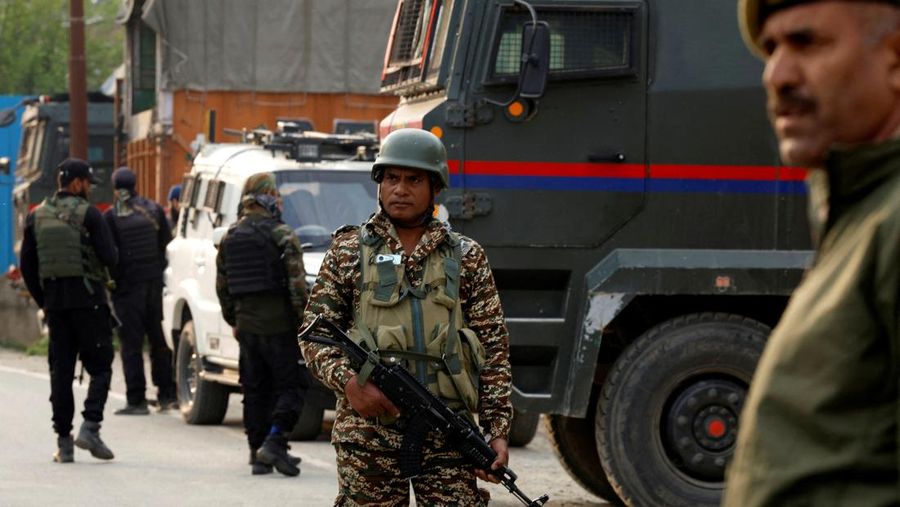 Puing-puing logam berserakan di tanah di Wuyan di distrik Pulwama, Kashmir selatan, 7 Mei 2025. Puing-puing logam berserakan di tanah di Wuyan di distrik Pulwama, Kashmir selatan, 7 Mei 2025. (REUTERS/Sharafat Ali)