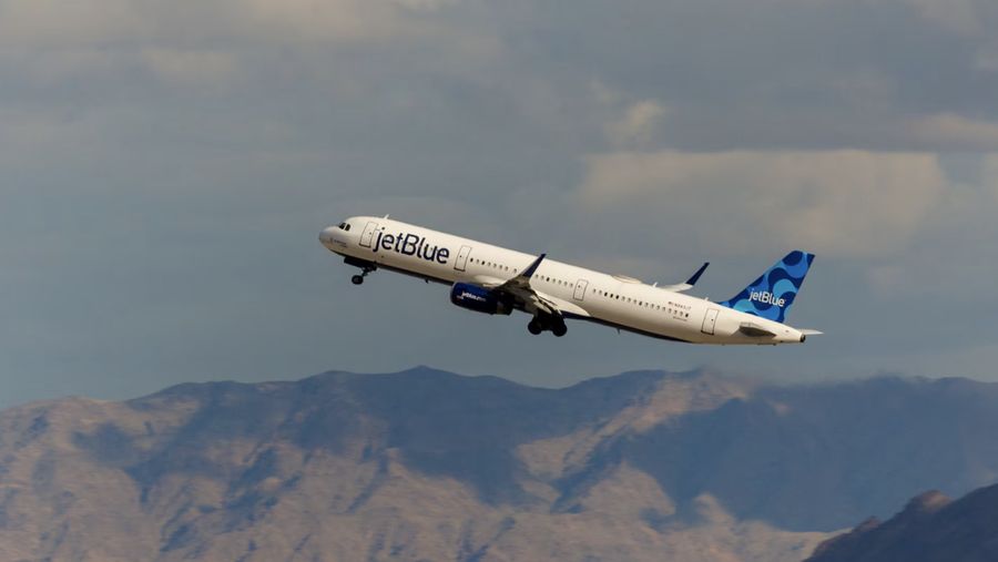 Pesawat komersial Jetblue lepas landas dari Bandara Internasional Las Vegas di Las Vegas, Nevada, AS. (REUTERS/Mike Blake/File Photo)