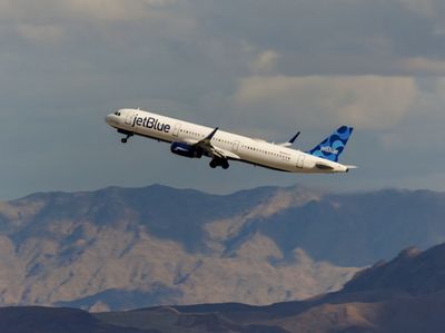 Pesawat Airbus Mendarat Darurat, 15 Penumpang Dilarikan ke RS