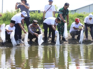 Hari Pers Nasional di Bojonegoro Digelar dengan Tanam dan Tabur Benih Ikan