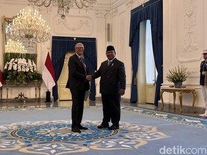Tiba di Istana, Bill Gates Disambut Langsung Prabowo Saat Turun dari Mobil