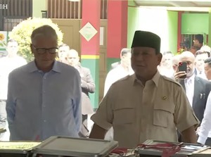 Prabowo Bareng Bill Gates Tinjau Makan Bergizi Gratis di SD Jati 03 Jaktim