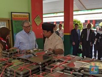 Prabowo dan Bill Gates 'Blusukan' Cek MBG di SDN 03 Pulo Gadung Jaktim
