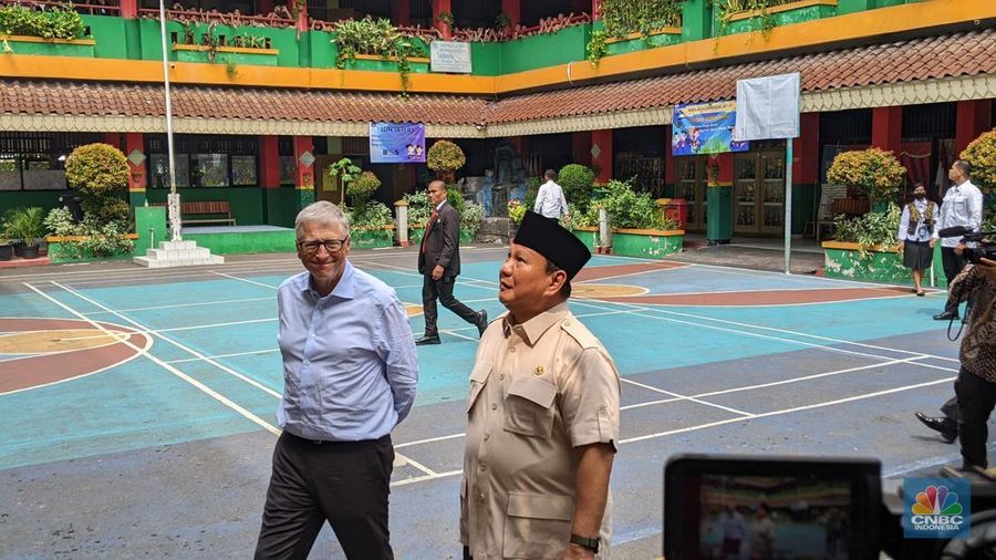 Presiden Prabowo Subianto dan Bill Gates melakukan peninjauan program Makan Bergizi Gratis di sekolah SDN JATI 03 Pulogadung, Jakarta, Kamis (7/5/2025). (CNBC Indonesia/Emir Yanwardhana)