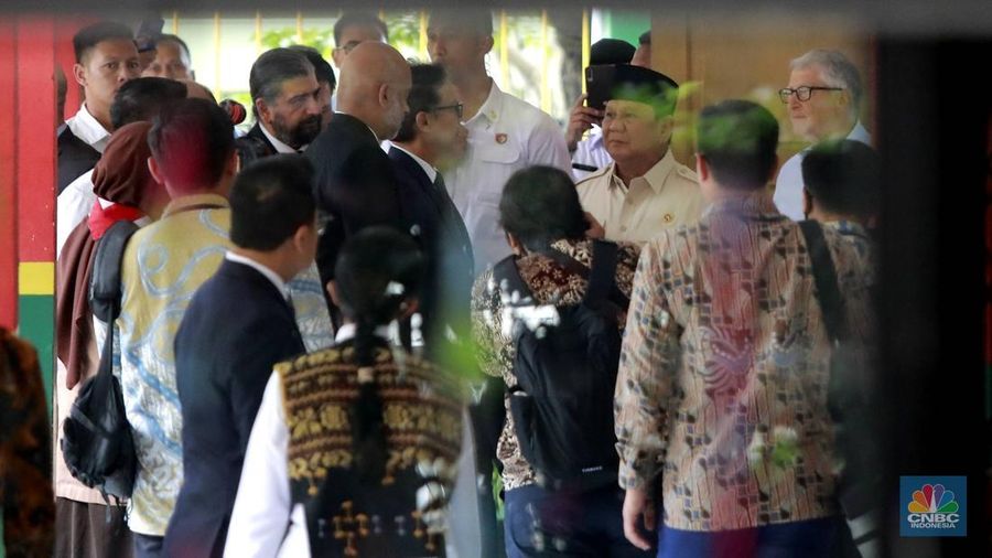 Sejumlah siswa saat mengikuti pelaksanaan program Makan Bergizi Gratis (MBG) di SDN Jati 03 Pagi, Pulo Gadung, Jakarta Timur, Rabu, (7/5/2025). (CNBC Indonesia/Muhammad Sabki)