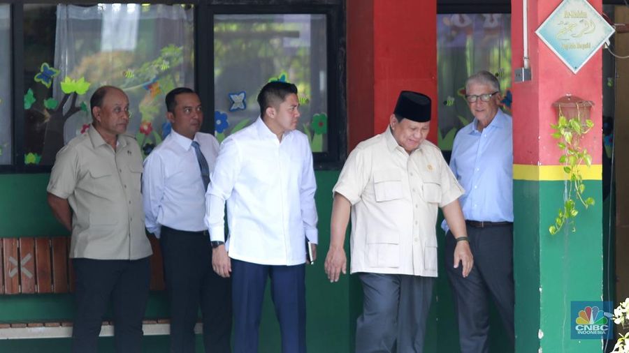 Sejumlah siswa saat mengikuti pelaksanaan program Makan Bergizi Gratis (MBG) di SDN Jati 03 Pagi, Pulo Gadung, Jakarta Timur, Rabu, (7/5/2025). Sejumlah siswa saat mengikuti pelaksanaan program Makan Bergizi Gratis (MBG) di SDN Jati 03 Pagi, Pulo Gadung, Jakarta Timur, Rabu, (7/5/2025). (CNBC Indonesia/Muhammad Sabki)