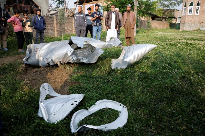 Puing-puing logam berserakan di tanah di Wuyan di distrik Pulwama, Kashmir selatan, 7 Mei 2025. (REUTERS/Sharafat Ali)