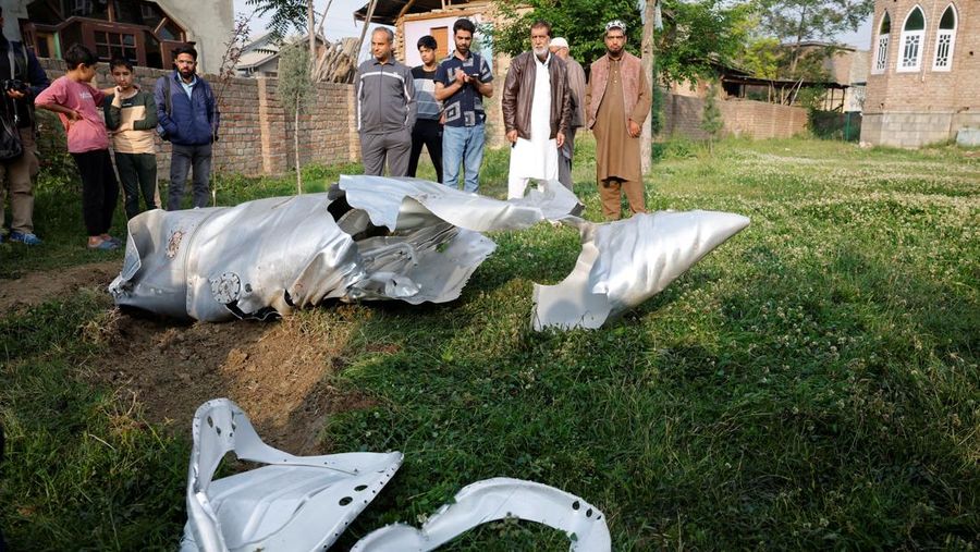Puing-puing logam berserakan di tanah di Wuyan di distrik Pulwama, Kashmir selatan, 7 Mei 2025. Puing-puing logam berserakan di tanah di Wuyan di distrik Pulwama, Kashmir selatan, 7 Mei 2025. (REUTERS/Sharafat Ali)