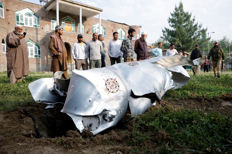 Puing-puing logam berserakan di tanah di Wuyan di distrik Pulwama, Kashmir selatan, 7 Mei 2025. (REUTERS/Sharafat Ali)