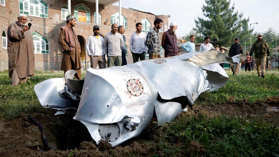 Puing-puing logam berserakan di tanah di Wuyan di distrik Pulwama, Kashmir selatan, 7 Mei 2025. Puing-puing logam berserakan di tanah di Wuyan di distrik Pulwama, Kashmir selatan, 7 Mei 2025. (REUTERS/Sharafat Ali)