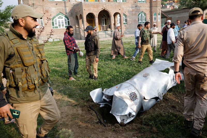 Puing-puing logam berserakan di tanah di Wuyan di distrik Pulwama, Kashmir selatan, 7 Mei 2025. (REUTERS/Sharafat Ali)