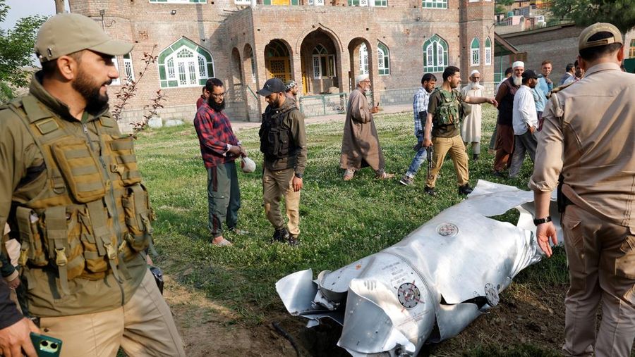 Puing-puing logam berserakan di tanah di Wuyan di distrik Pulwama, Kashmir selatan, 7 Mei 2025. Puing-puing logam berserakan di tanah di Wuyan di distrik Pulwama, Kashmir selatan, 7 Mei 2025. (REUTERS/Sharafat Ali)
