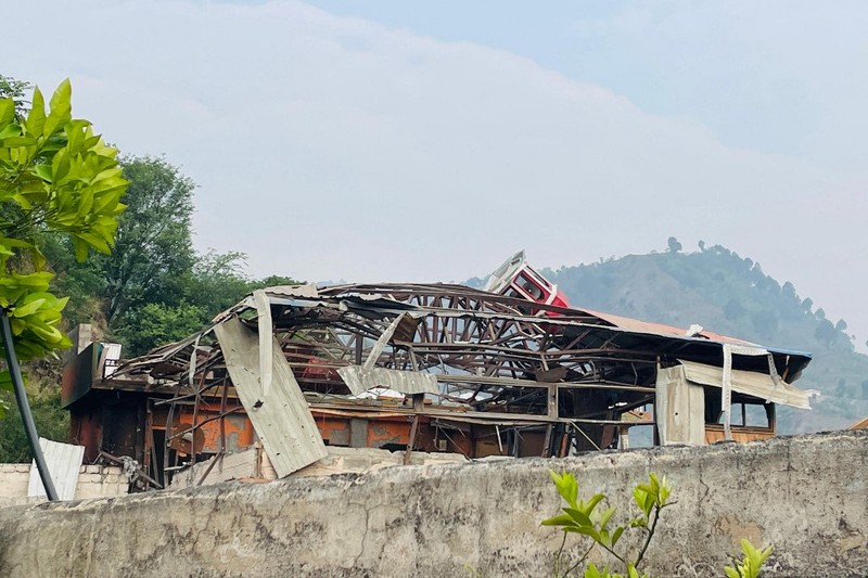 Seorang awak media mengambil gambar Masjid Bilal setelah terkena serangan India di Muzaffarabad, ibu kota Kashmir yang dikelola Pakistan, 7 Mei 2025. Seorang awak media mengambil gambar Masjid Bilal setelah terkena serangan India di Muzaffarabad, ibu kota Kashmir yang dikelola Pakistan, 7 Mei 2025. (REUTERS/Akhtar Soomro)