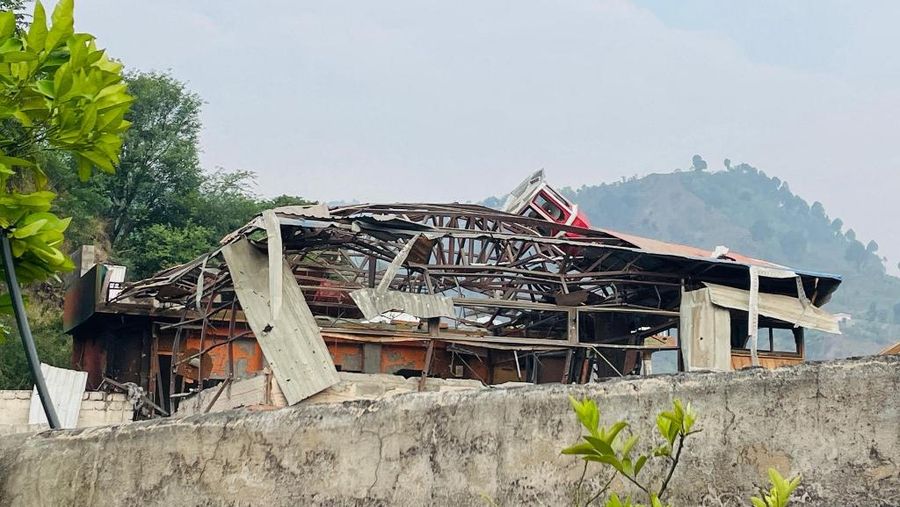 Seorang awak media mengambil gambar Masjid Bilal setelah terkena serangan India di Muzaffarabad, ibu kota Kashmir yang dikelola Pakistan, 7 Mei 2025. Seorang awak media mengambil gambar Masjid Bilal setelah terkena serangan India di Muzaffarabad, ibu kota Kashmir yang dikelola Pakistan, 7 Mei 2025. (REUTERS/Akhtar Soomro)