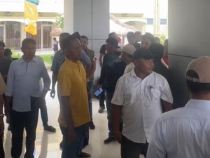 Tak Terima Keberangkatan Haji Bupatinya Ditunda, Massa Geruduk Asrama Haji NTB