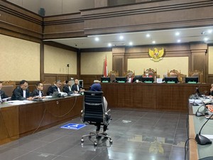 Tangis Riezky Pecah Saat Ungkap Diminta Mundur Hasto demi Harun Masiku