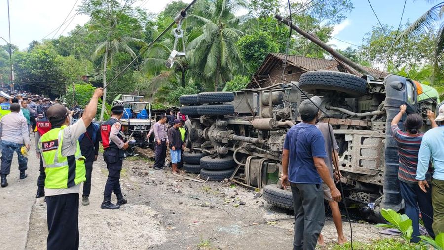 Sebuah truk menabrak angkot yang membawa rombongan pelayat di Kalijambe, Kecamatan Bener, Kabupaten Purworejo, Jawa Tengah, Rabu (7/5/2025). Sebuah truk menabrak angkot yang membawa rombongan pelayat di Kalijambe, Kecamatan Bener, Kabupaten Purworejo, Jawa Tengah, Rabu (7/5/2025). (Dok. Detikcom/Rinto Heksantoro)