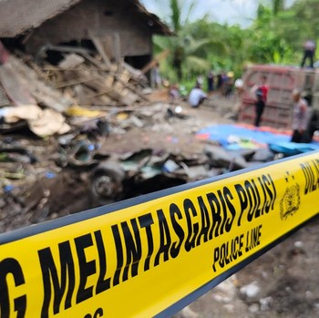 Horor! Angkot Rombongan Takziah Ringsek Ditabrak Truk, 11 Orang Tewas