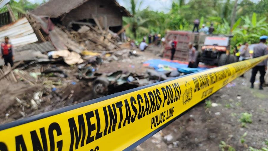 Sebuah truk menabrak angkot yang membawa rombongan pelayat di Kalijambe, Kecamatan Bener, Kabupaten Purworejo, Jawa Tengah, Rabu (7/5/2025). Sebuah truk menabrak angkot yang membawa rombongan pelayat di Kalijambe, Kecamatan Bener, Kabupaten Purworejo, Jawa Tengah, Rabu (7/5/2025). (Dok. Detikcom/Rinto Heksantoro)