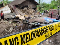 Horor! Angkot Rombongan Takziah Ringsek Ditabrak Truk, 11 Orang Tewas