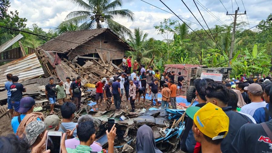 Sebuah truk menabrak angkot yang membawa rombongan pelayat di Kalijambe, Kecamatan Bener, Kabupaten Purworejo, Jawa Tengah, Rabu (7/5/2025). Sebuah truk menabrak angkot yang membawa rombongan pelayat di Kalijambe, Kecamatan Bener, Kabupaten Purworejo, Jawa Tengah, Rabu (7/5/2025). (Dok. Detikcom/Rinto Heksantoro)