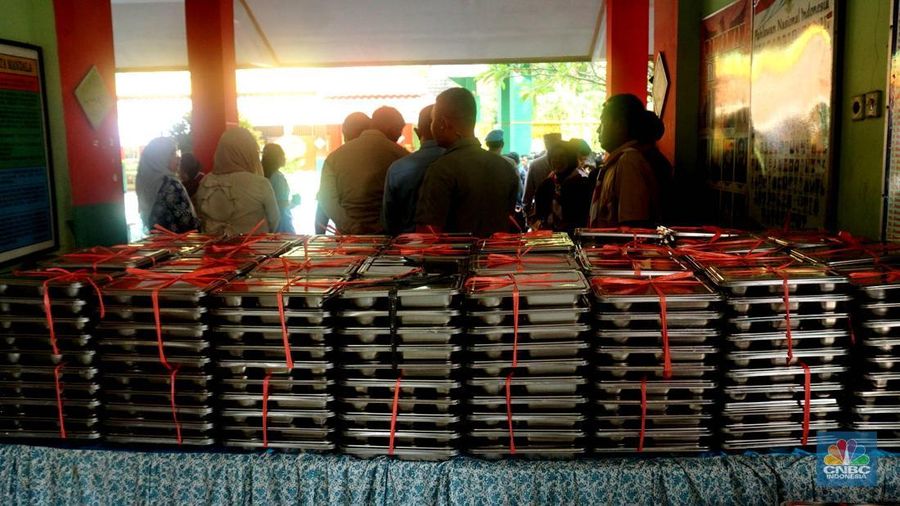Sejumlah siswa saat mengikuti pelaksanaan program Makan Bergizi Gratis (MBG) di SDN Jati 03 Pagi, Pulo Gadung, Jakarta Timur, Rabu, (7/5/2025). (CNBC Indonesia/Muhammad Sabki)