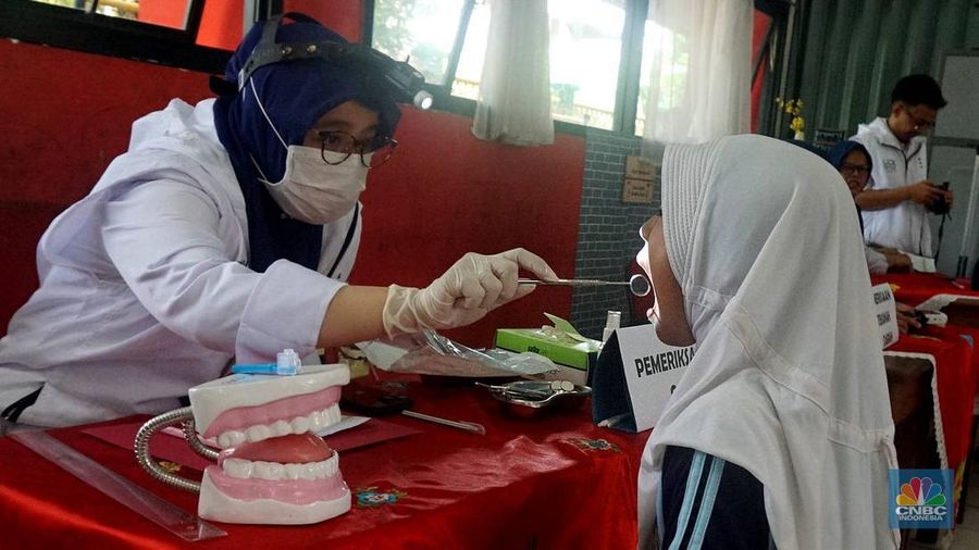 Sejumlah siswa saat mengikuti pelaksanaan program Makan Bergizi Gratis (MBG) di SDN Jati 03 Pagi, Pulo Gadung, Jakarta Timur, Rabu, (7/5/2025). (CNBC Indonesia/Muhammad Sabki)