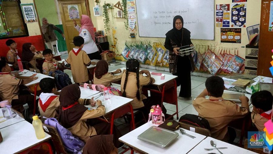 Sejumlah siswa saat mengikuti pelaksanaan program Makan Bergizi Gratis (MBG) di SDN Jati 03 Pagi, Pulo Gadung, Jakarta Timur, Rabu, (7/5/2025). (CNBC Indonesia/Muhammad Sabki)