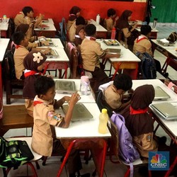 Sri Mulyani Siapkan Anggaran MBG Rp 240 Triliun pada 2025