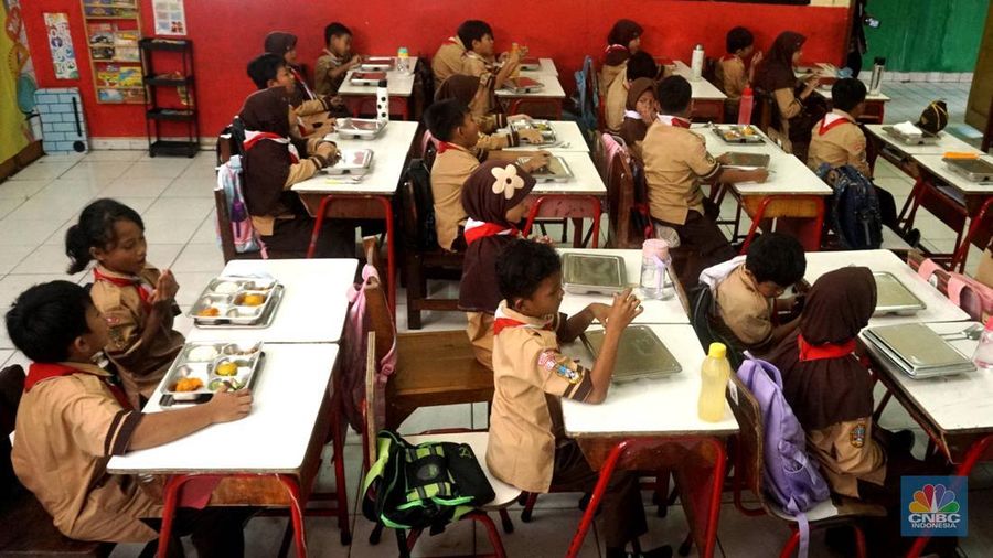 Sejumlah siswa saat mengikuti pelaksanaan program Makan Bergizi Gratis (MBG) di SDN Jati 03 Pagi, Pulo Gadung, Jakarta Timur, Rabu, (7/5/2025). Sejumlah siswa saat mengikuti pelaksanaan program Makan Bergizi Gratis (MBG) di SDN Jati 03 Pagi, Pulo Gadung, Jakarta Timur, Rabu, (7/5/2025). (CNBC Indonesia/Muhammad Sabki)