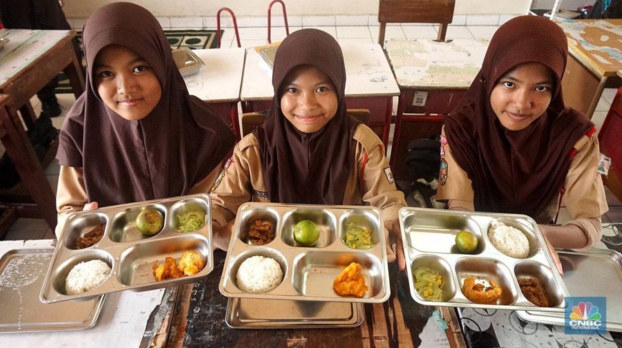 Sejumlah siswa saat mengikuti pelaksanaan program Makan Bergizi Gratis (MBG) di SDN Jati 03 Pagi, Pulo Gadung, Jakarta Timur, Rabu, (7/5/2025). Sejumlah siswa saat mengikuti pelaksanaan program Makan Bergizi Gratis (MBG) di SDN Jati 03 Pagi, Pulo Gadung, Jakarta Timur, Rabu, (7/5/2025). (CNBC Indonesia/Muhammad Sabki)