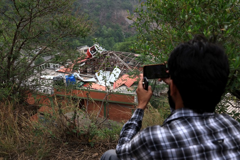 Seorang awak media mengambil gambar Masjid Bilal setelah terkena serangan India di Muzaffarabad, ibu kota Kashmir yang dikelola Pakistan, 7 Mei 2025. Seorang awak media mengambil gambar Masjid Bilal setelah terkena serangan India di Muzaffarabad, ibu kota Kashmir yang dikelola Pakistan, 7 Mei 2025. (REUTERS/Akhtar Soomro)