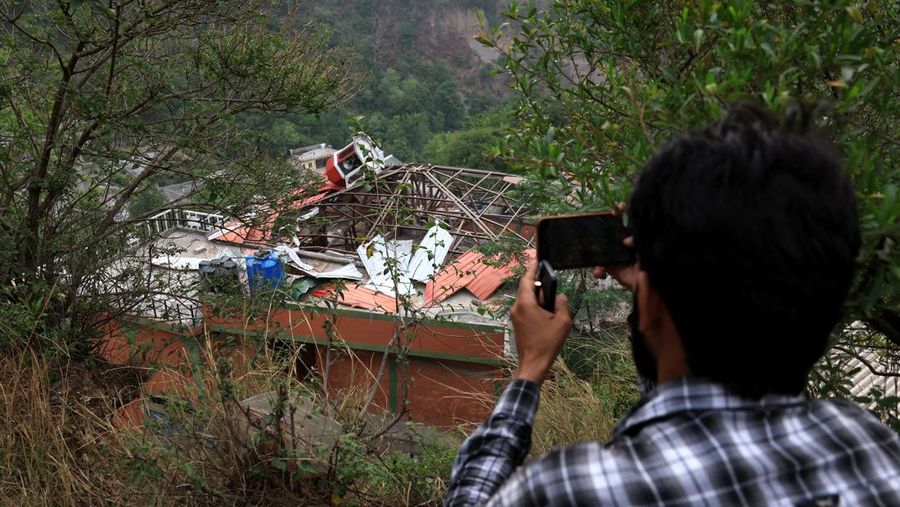 Seorang awak media mengambil gambar Masjid Bilal setelah terkena serangan India di Muzaffarabad, ibu kota Kashmir yang dikelola Pakistan, 7 Mei 2025. Seorang awak media mengambil gambar Masjid Bilal setelah terkena serangan India di Muzaffarabad, ibu kota Kashmir yang dikelola Pakistan, 7 Mei 2025. (REUTERS/Akhtar Soomro)