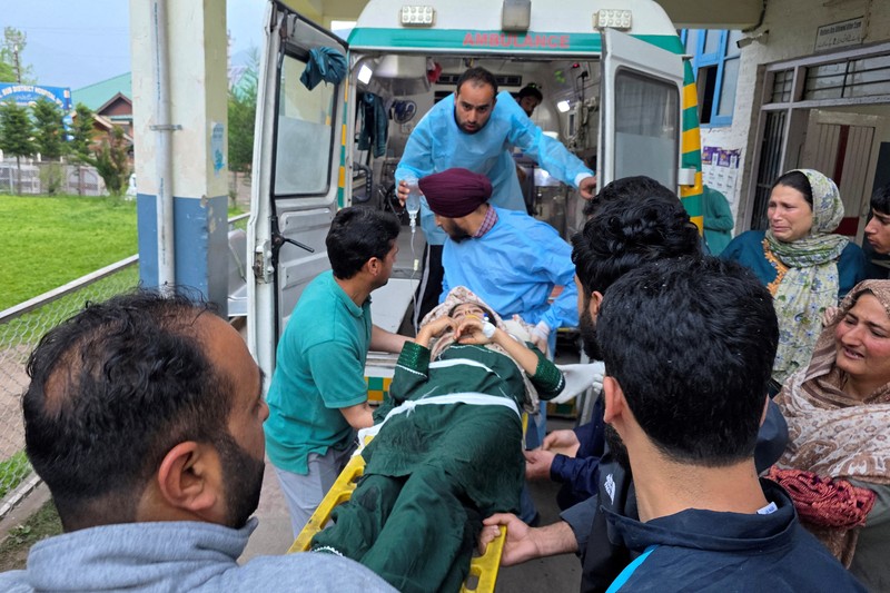 Seorang awak media mengambil gambar Masjid Bilal setelah terkena serangan India di Muzaffarabad, ibu kota Kashmir yang dikelola Pakistan, 7 Mei 2025. Seorang awak media mengambil gambar Masjid Bilal setelah terkena serangan India di Muzaffarabad, ibu kota Kashmir yang dikelola Pakistan, 7 Mei 2025. (REUTERS/Akhtar Soomro)