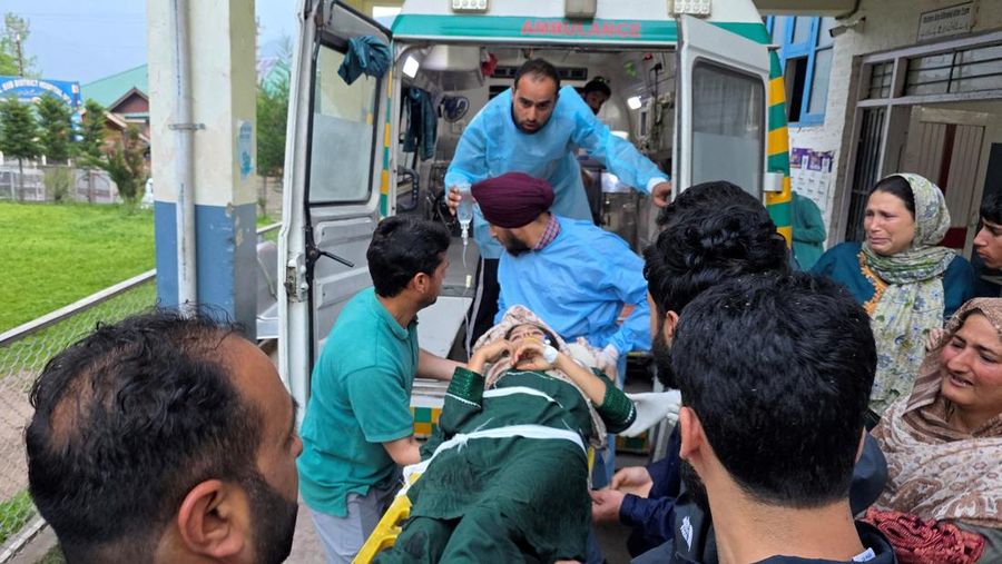 Seorang awak media mengambil gambar Masjid Bilal setelah terkena serangan India di Muzaffarabad, ibu kota Kashmir yang dikelola Pakistan, 7 Mei 2025. Seorang awak media mengambil gambar Masjid Bilal setelah terkena serangan India di Muzaffarabad, ibu kota Kashmir yang dikelola Pakistan, 7 Mei 2025. (REUTERS/Akhtar Soomro)