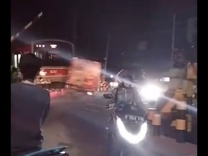 Video: Detik-detik Mobil Boks Tertabrak KRL di Dekat Stasiun Bojong Gede