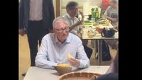 Viral Bill Gates Makan Durian dan Sate, Dimana Tuh?