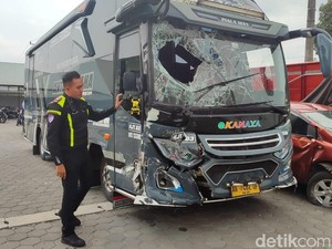 Bus Rombongan Pengantar Haji Seruduk Avanza-Alphard di Exit Tol Klaten
