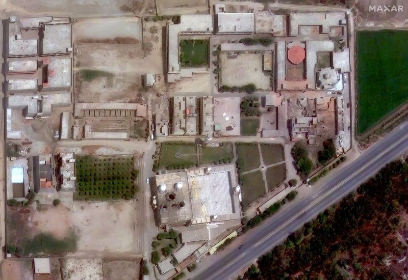 Citra satelit yang dirilis pada hari Rabub (7/5) kemarin, menunjukkan tingkat kerusakan akibat dua serangan rudal India di Pakistan. (Maxar Technologies/Handout via REUTERS) Citra satelit yang dirilis pada hari Rabub (7/5) kemarin, menunjukkan tingkat kerusakan akibat dua serangan rudal India di Pakistan. (Maxar Technologies/Handout via REUTERS)