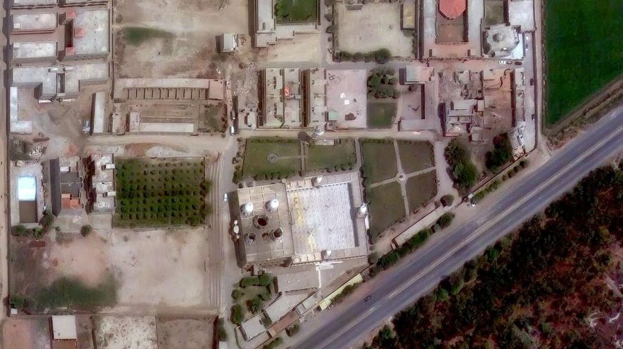 Citra satelit yang dirilis pada hari Rabub (7/5) kemarin, menunjukkan tingkat kerusakan akibat dua serangan rudal India di Pakistan. (Maxar Technologies/Handout via REUTERS) Citra satelit yang dirilis pada hari Rabub (7/5) kemarin, menunjukkan tingkat kerusakan akibat dua serangan rudal India di Pakistan. (Maxar Technologies/Handout via REUTERS)