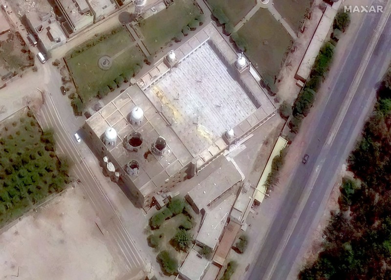 Citra satelit yang dirilis pada hari Rabub (7/5) kemarin, menunjukkan tingkat kerusakan akibat dua serangan rudal India di Pakistan. (Maxar Technologies/Handout via REUTERS) Citra satelit yang dirilis pada hari Rabub (7/5) kemarin, menunjukkan tingkat kerusakan akibat dua serangan rudal India di Pakistan. (Maxar Technologies/Handout via REUTERS)