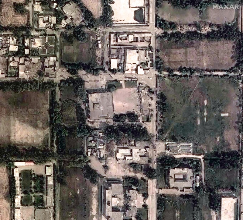 Citra satelit yang dirilis pada hari Rabub (7/5) kemarin, menunjukkan tingkat kerusakan akibat dua serangan rudal India di Pakistan. (Maxar Technologies/Handout via REUTERS) Citra satelit yang dirilis pada hari Rabub (7/5) kemarin, menunjukkan tingkat kerusakan akibat dua serangan rudal India di Pakistan. (Maxar Technologies/Handout via REUTERS)