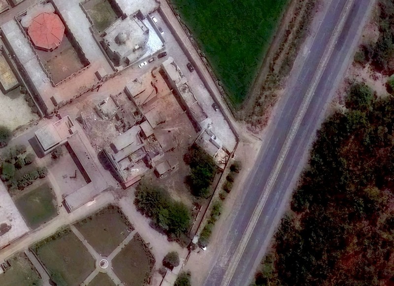 Citra satelit yang dirilis pada hari Rabub (7/5) kemarin, menunjukkan tingkat kerusakan akibat dua serangan rudal India di Pakistan. (Maxar Technologies/Handout via REUTERS)