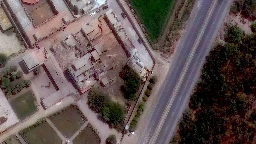 Citra satelit yang dirilis pada hari Rabub (7/5) kemarin, menunjukkan tingkat kerusakan akibat dua serangan rudal India di Pakistan. (Maxar Technologies/Handout via REUTERS) Citra satelit yang dirilis pada hari Rabub (7/5) kemarin, menunjukkan tingkat kerusakan akibat dua serangan rudal India di Pakistan. (Maxar Technologies/Handout via REUTERS)