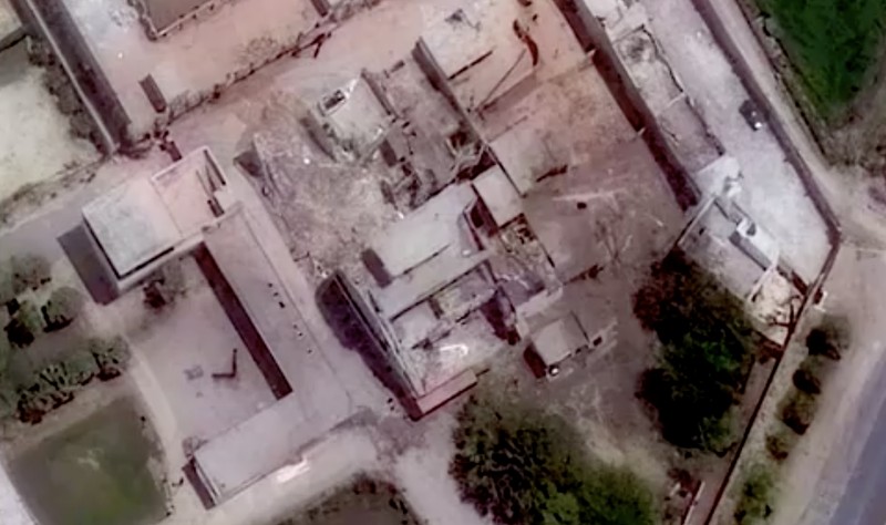 Citra satelit yang dirilis pada hari Rabub (7/5) kemarin, menunjukkan tingkat kerusakan akibat dua serangan rudal India di Pakistan. (Maxar Technologies/Handout via REUTERS)