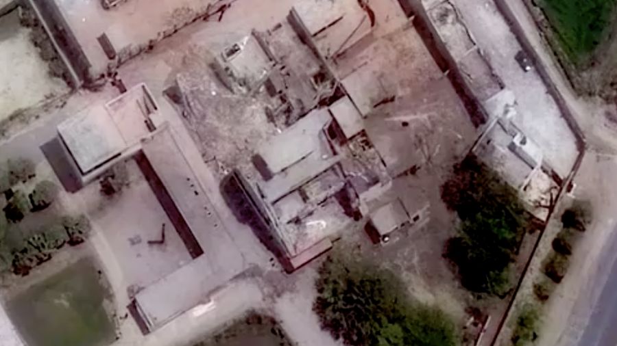 Citra satelit yang dirilis pada hari Rabub (7/5) kemarin, menunjukkan tingkat kerusakan akibat dua serangan rudal India di Pakistan. (Maxar Technologies/Handout via REUTERS) Citra satelit yang dirilis pada hari Rabub (7/5) kemarin, menunjukkan tingkat kerusakan akibat dua serangan rudal India di Pakistan. (Maxar Technologies/Handout via REUTERS)