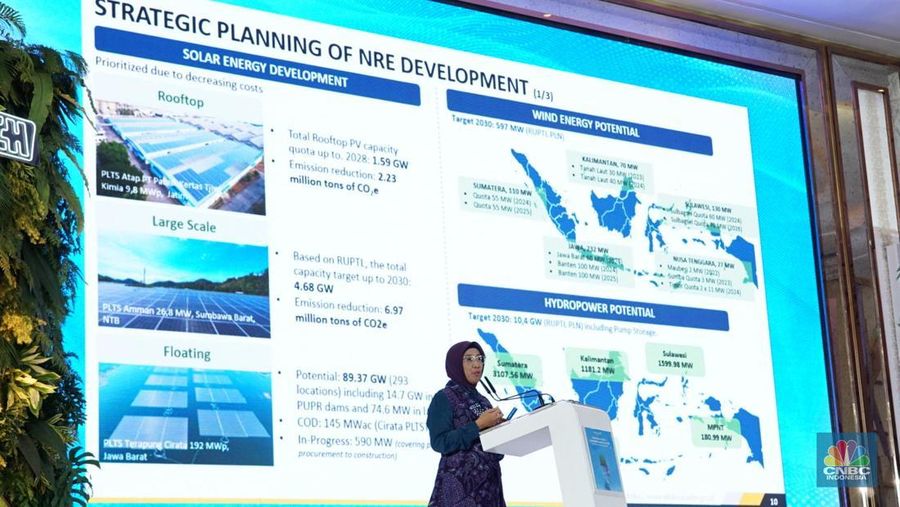 Direktur Jenderal Energi Baru, Terbarukan dan Konservasi Energi (EBTKE) Kementerian ESDM, Eniya Listiani Dewi menyampaikan pemaparan dalam acara Endress+Hauser Indonesia Sustainability Recognition Forum 2025 di Jakarta, Kamis (8/5/2025). (CNBC Indonesia/Muhammad Sabki)
